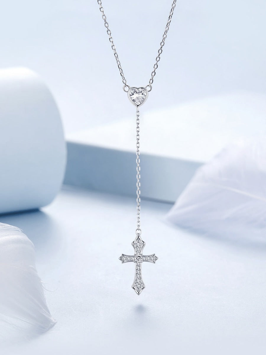 Colier Sacred Heart din argint 925 fotografiat pe fundal deschis