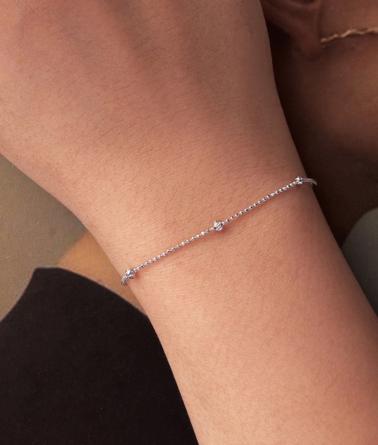 Detaliu bile decorative brățară din argint