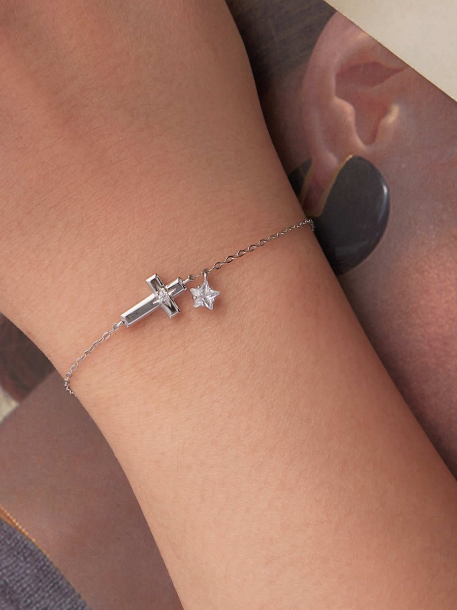 Detaliu cruce cu zirconiu 5A brățară din argint