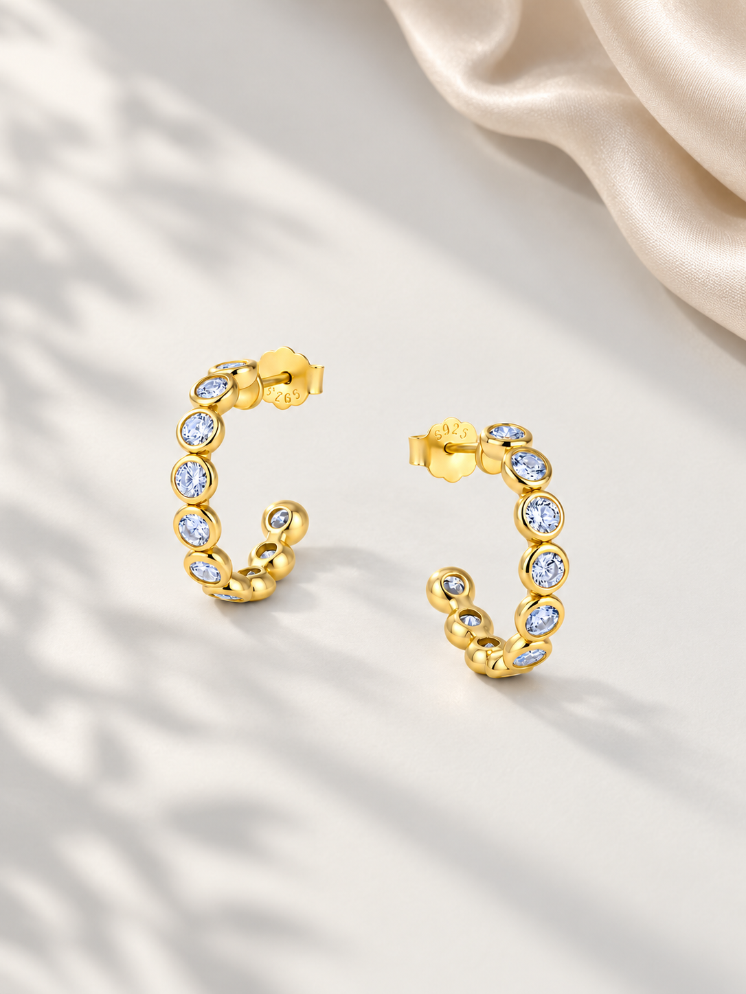 Cercei Gold Orbit Line cu Moissanite 6A