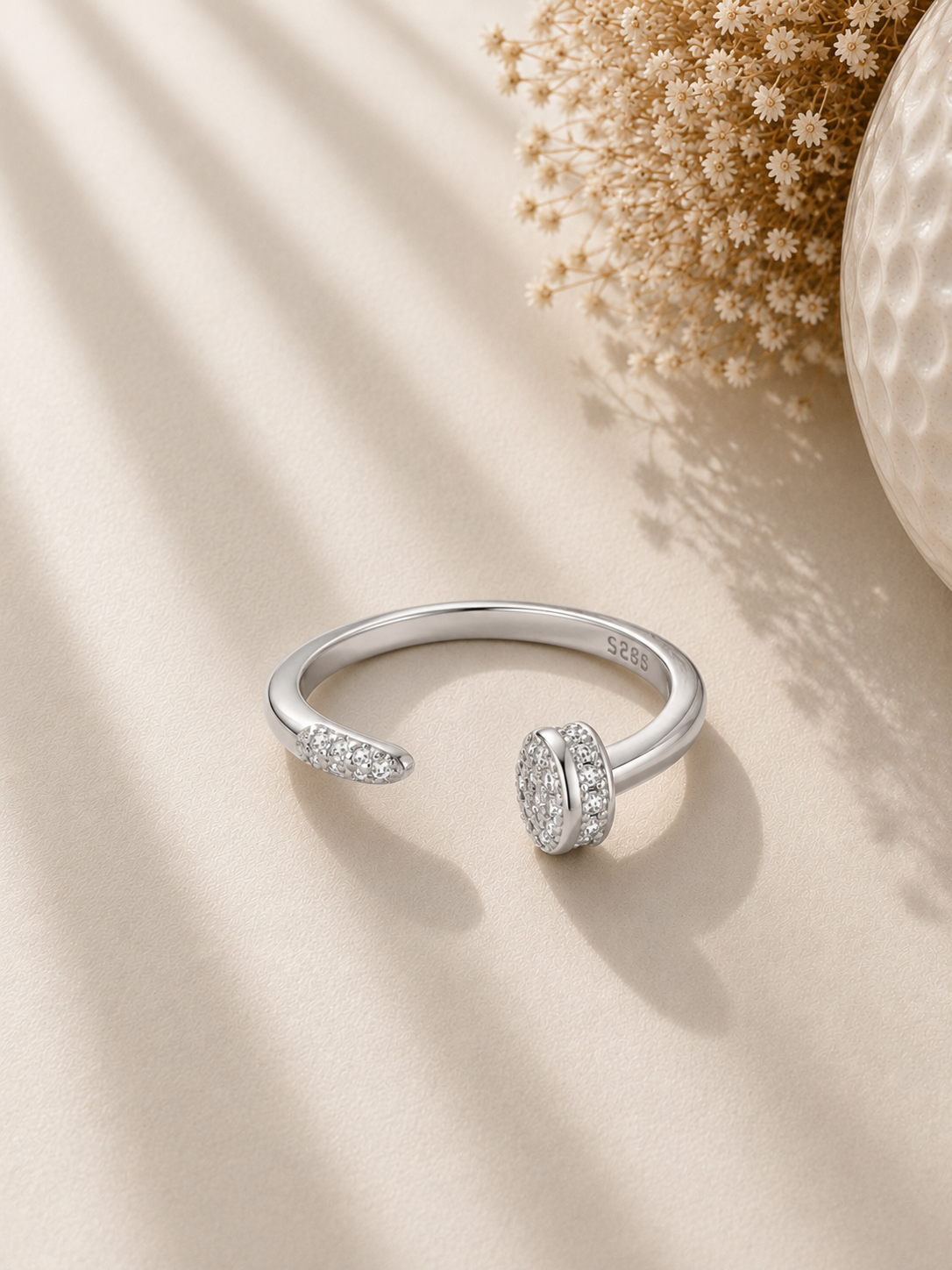 Inel reglabil din argint cu design minimalist elegant de sus