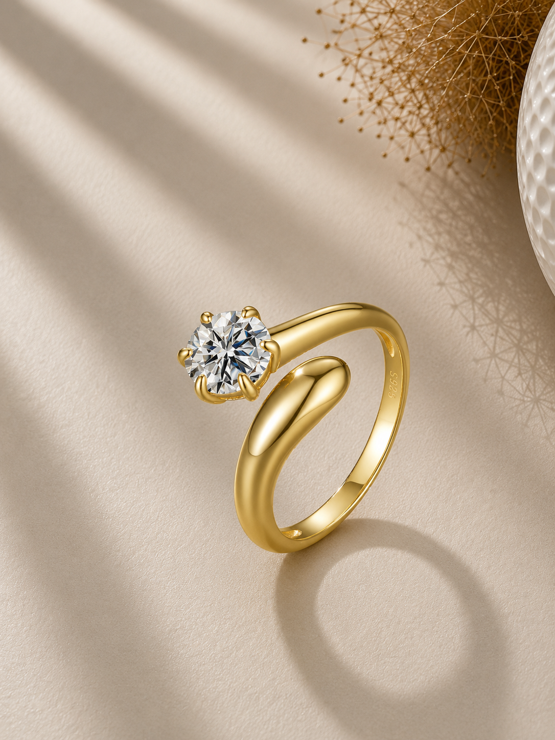 Inel auriu cu moissanite