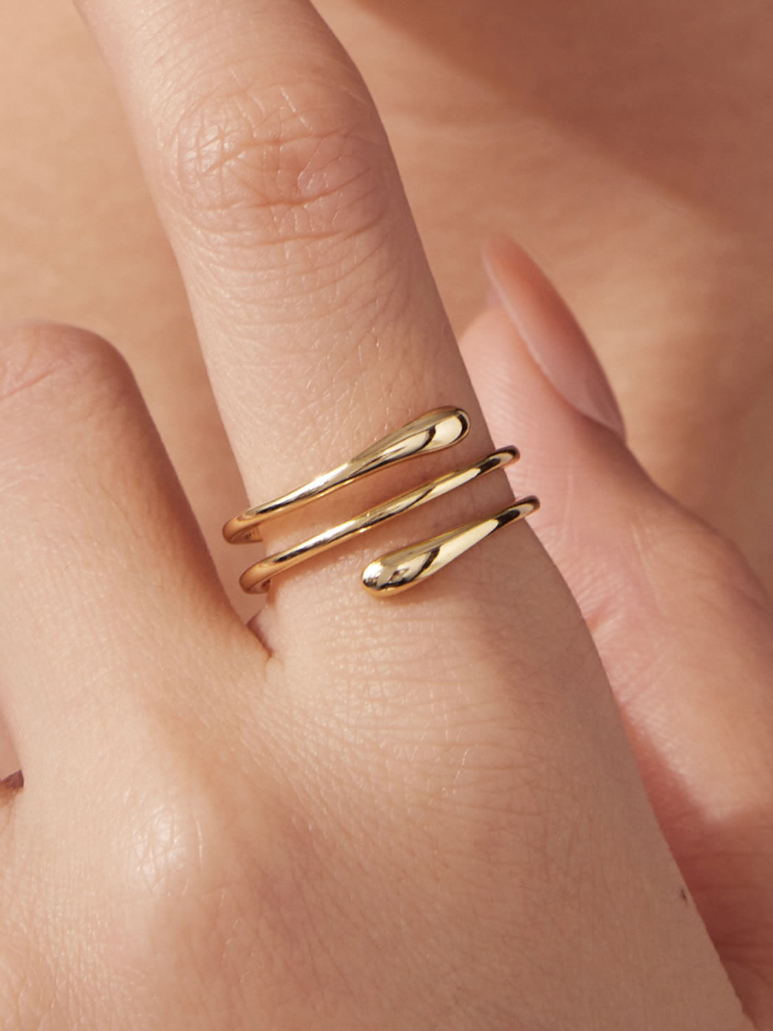 Inel auriu minimalist cu design modern elegant