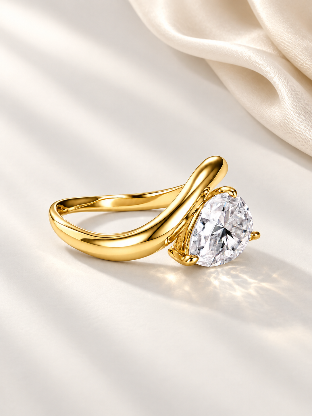 Inel Auriu cu Moissanite Pear 7 x 10 mm