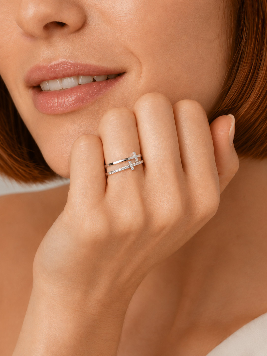 Inel din Argint Moissanite Divine Cross pe model