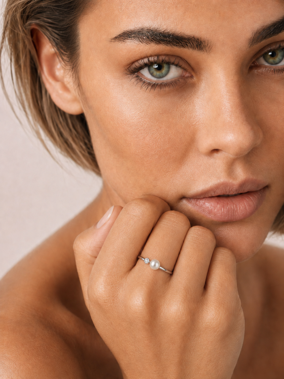 Inel din Argint Moissanite Pearl Glow cu perlă naturală pe model