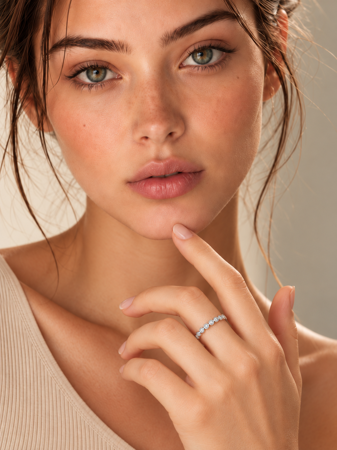 Inel din Argint Moissanite Silver Lumière Eternity pe model de aproape