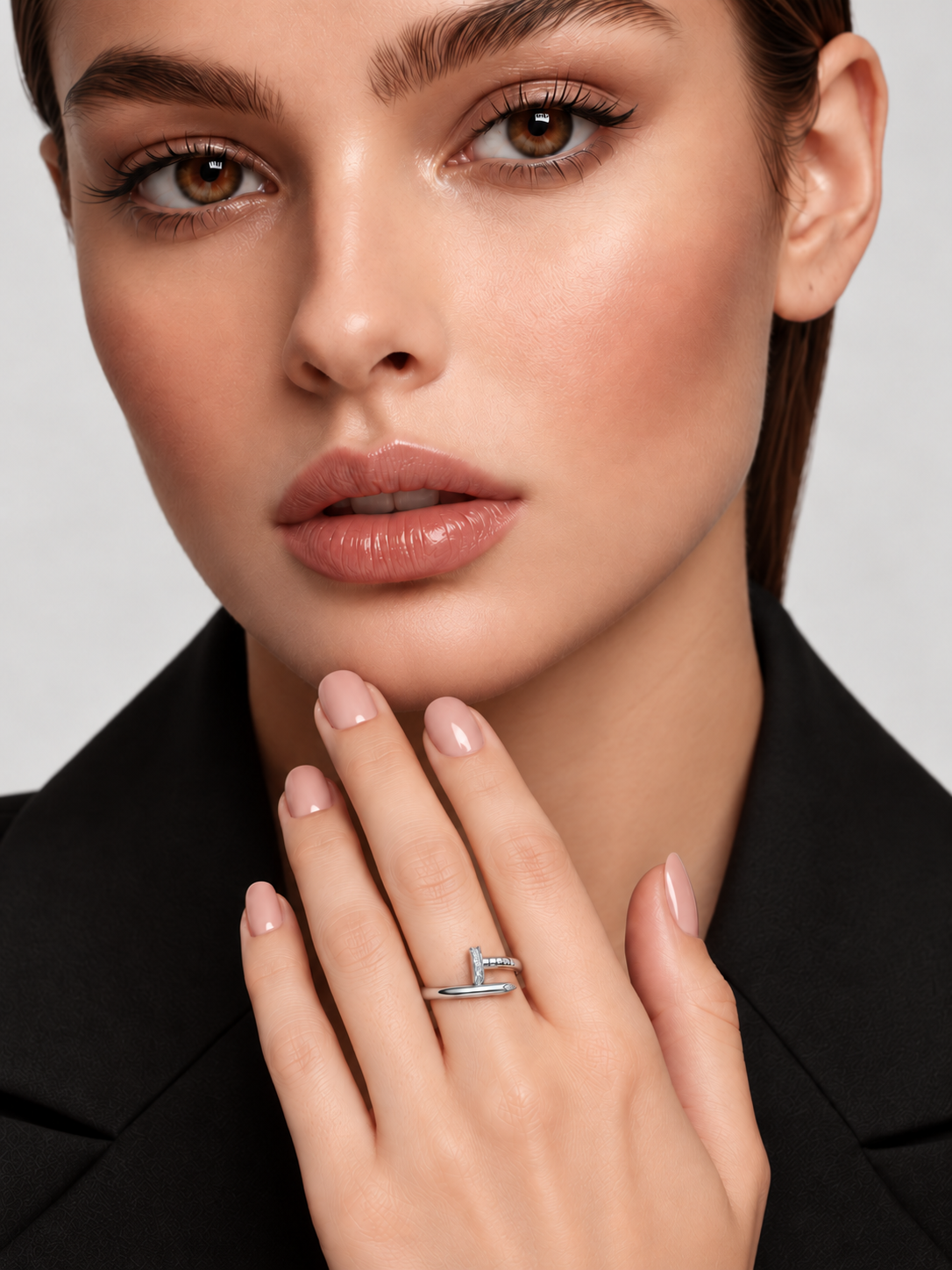 Inel din Argint Moissanite Silver Nail Glow pe model de aproape