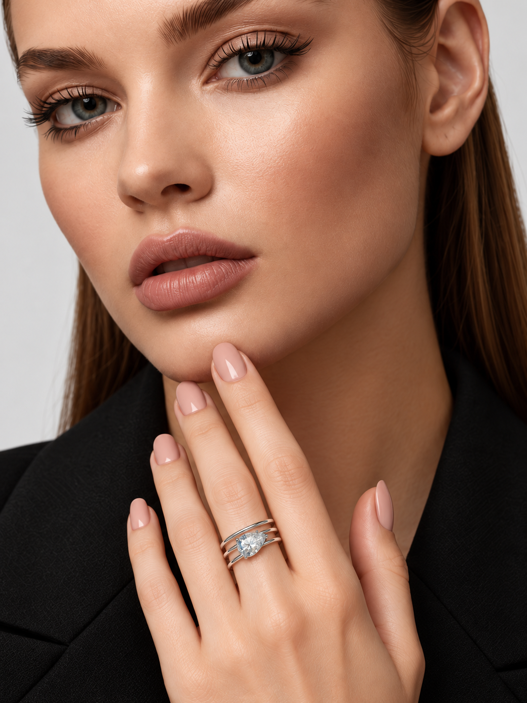 Inel din Argint Moissanite Silver Pear Embrace pe model de aproape