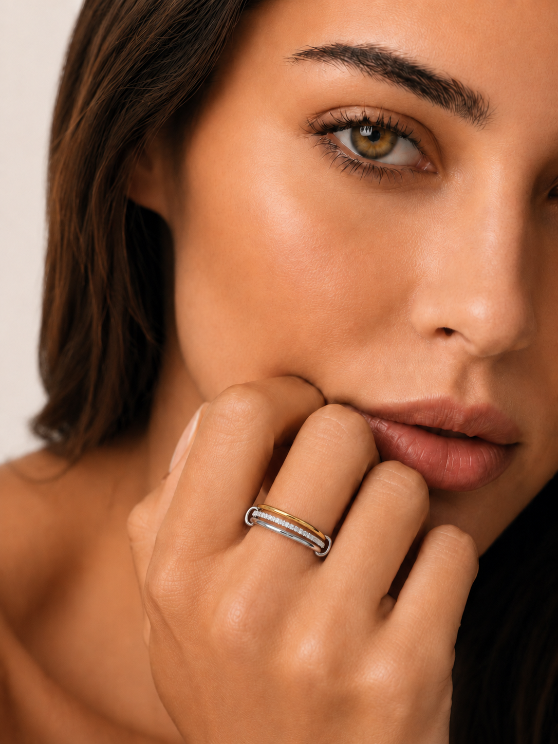 Inel din Argint Moissanite Trinity Glow pe model