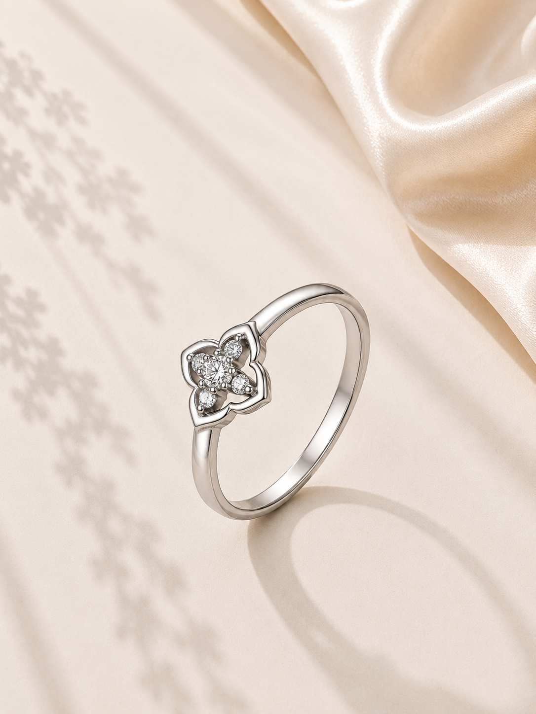 Inel floral din argint cu moissanite culoare D