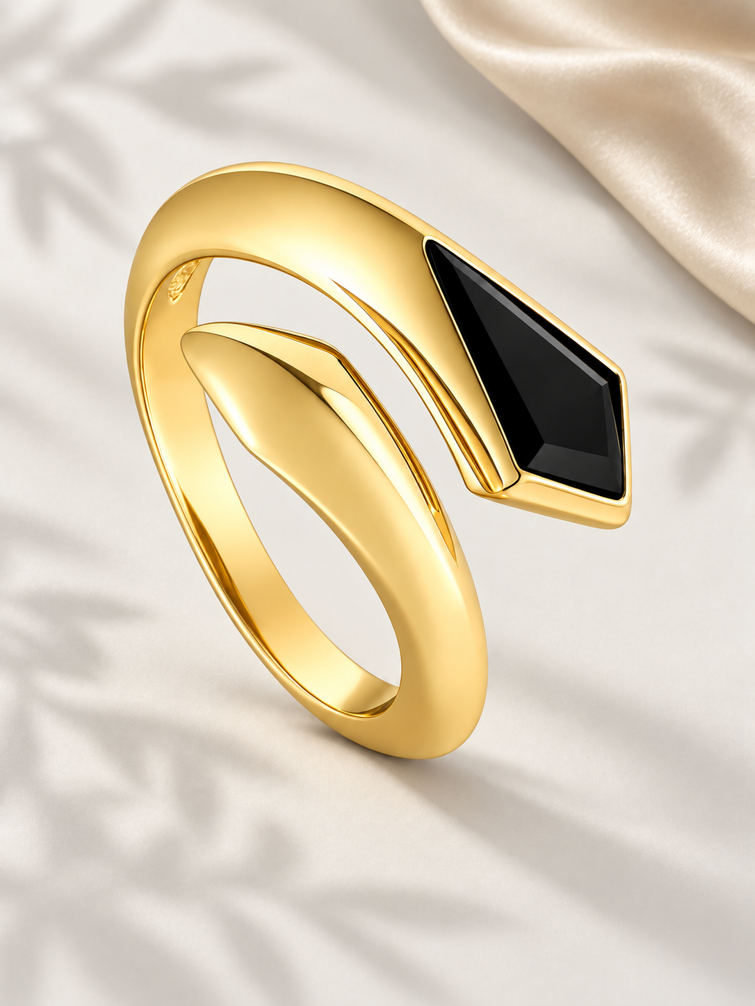 Inel Gold Black Edge cu Zirconiu Negru 5A