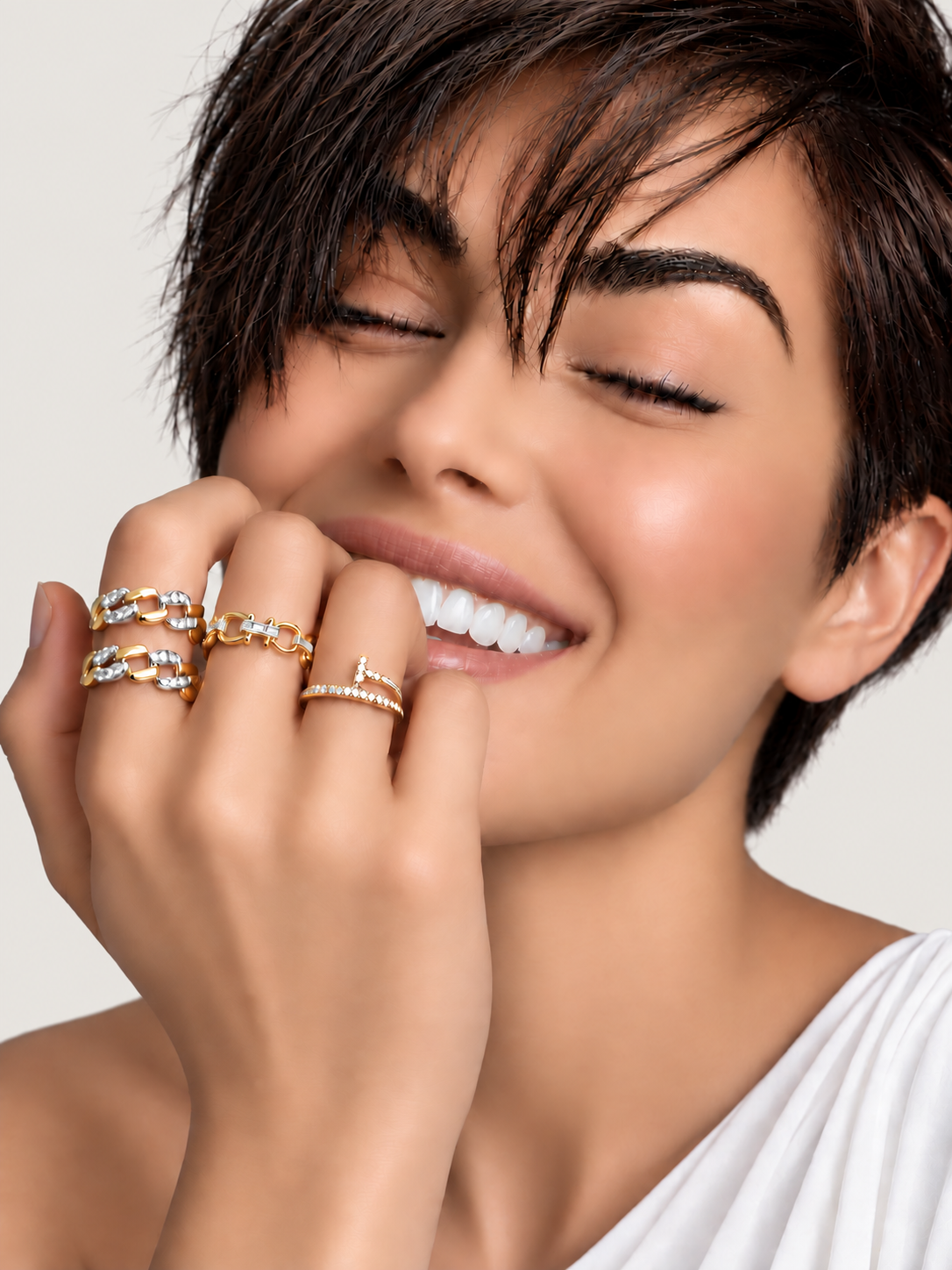 Inel Gold Link Radiance cu Moissanite 6A pe model