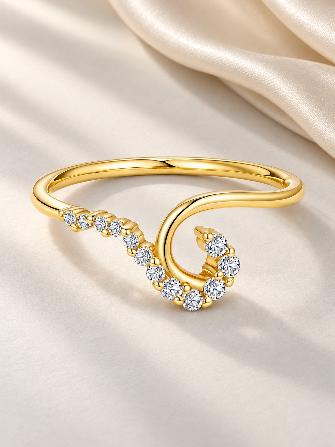 Inel Golden Wave Auriu cu Spirală Decorată cu Moissanite