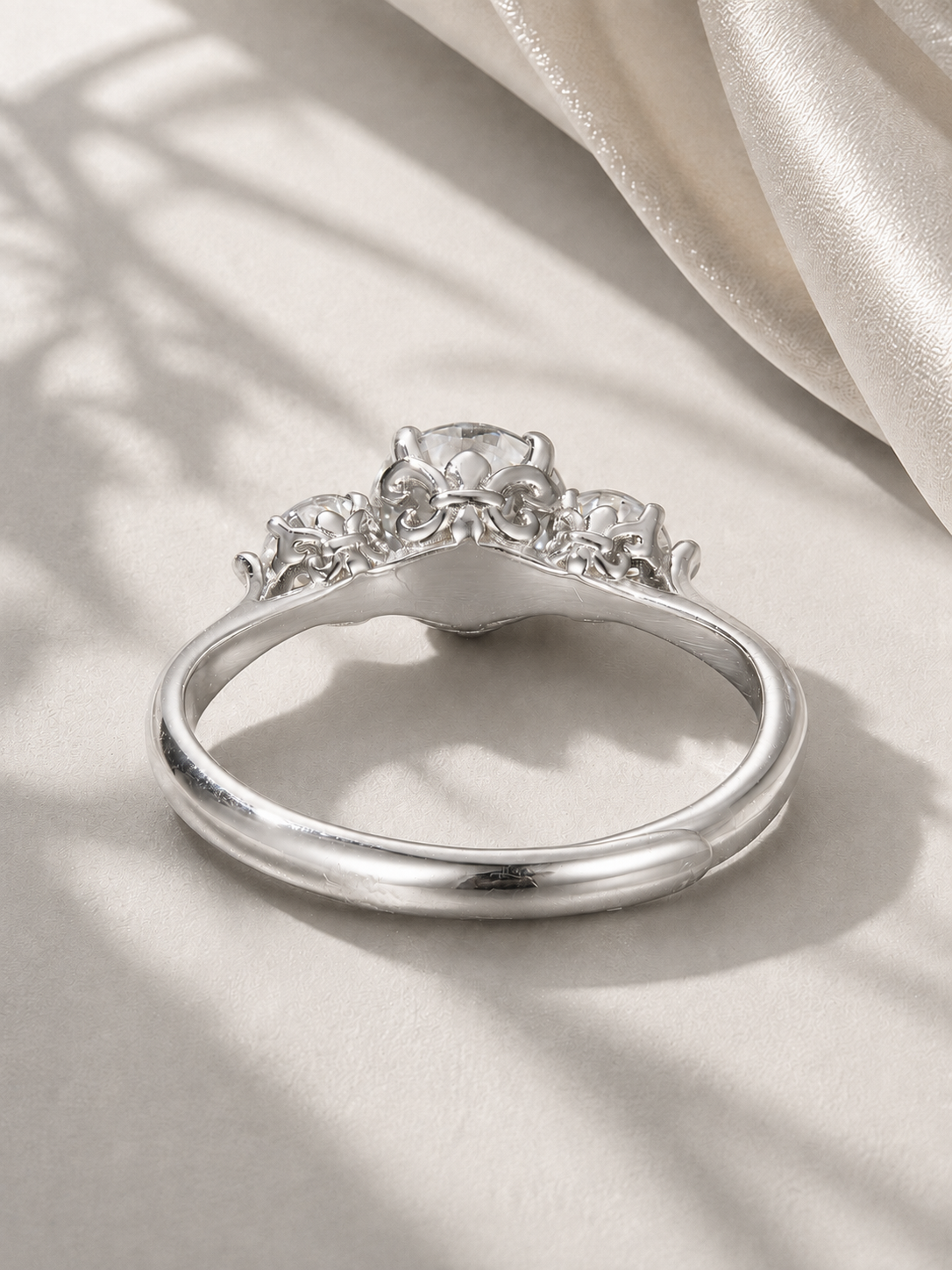 Inel cu moissanite centrală de 1 ct și pietre laterale