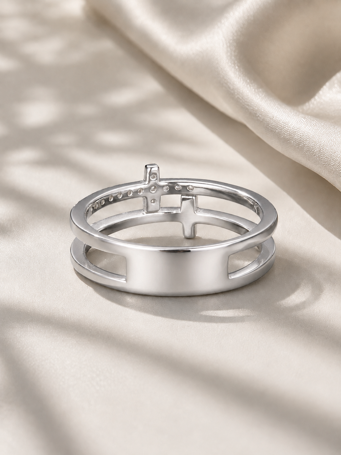 Inel Divine Cross din argint cu moissanite