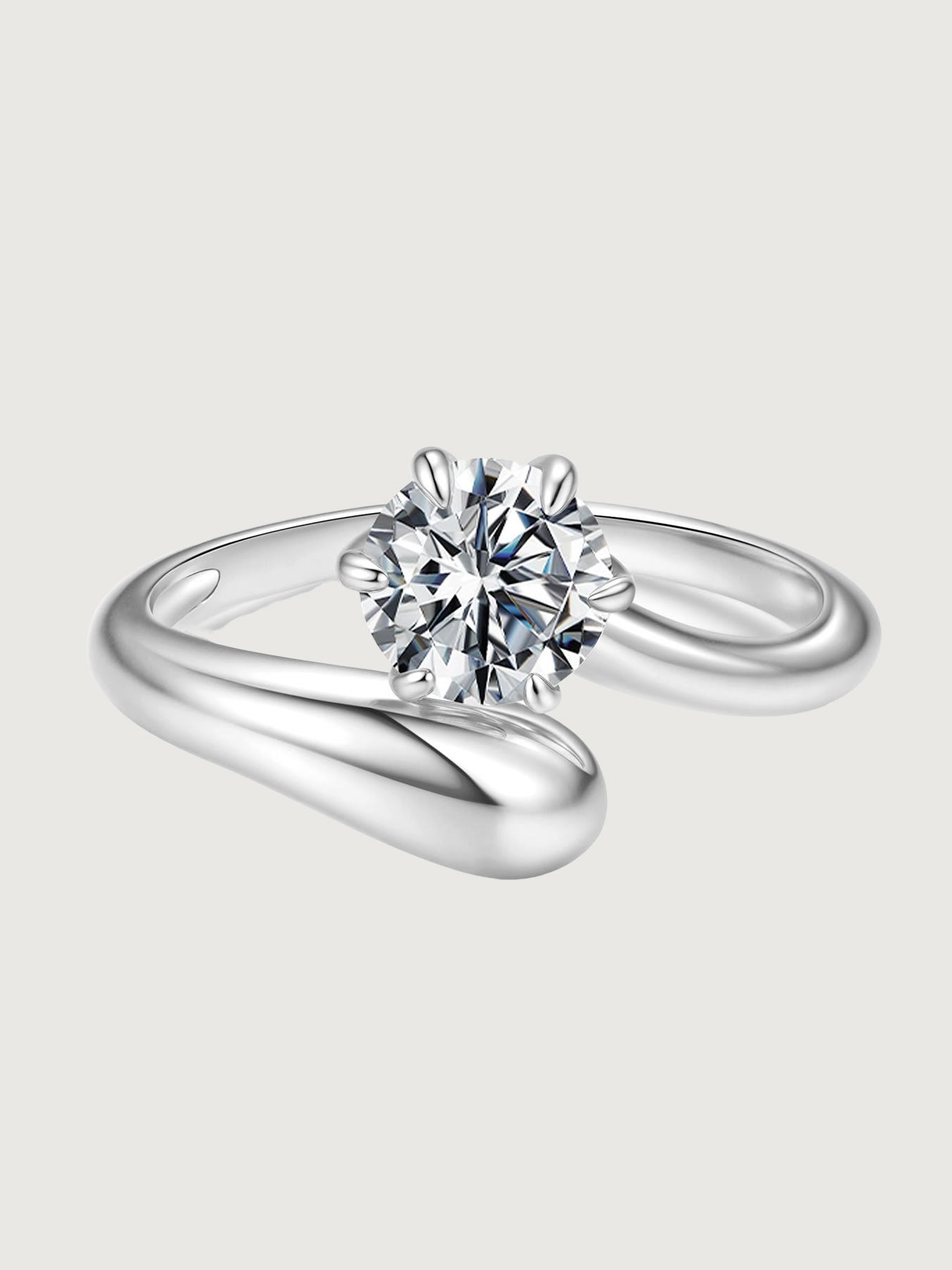 Inel cu moissanite design fluid