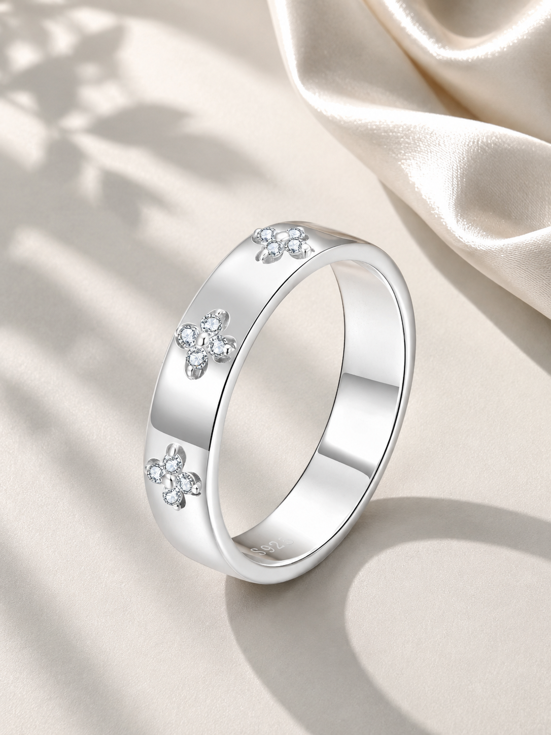 Inel Moissanite Lucky Clover Aur Alb