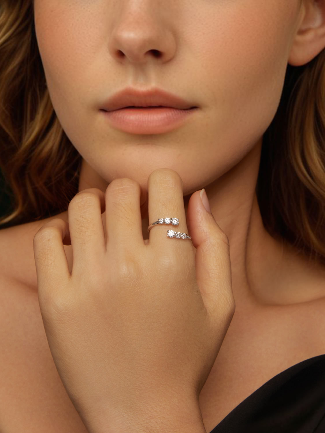 Inel cu mai multe pietre moissanite pe model