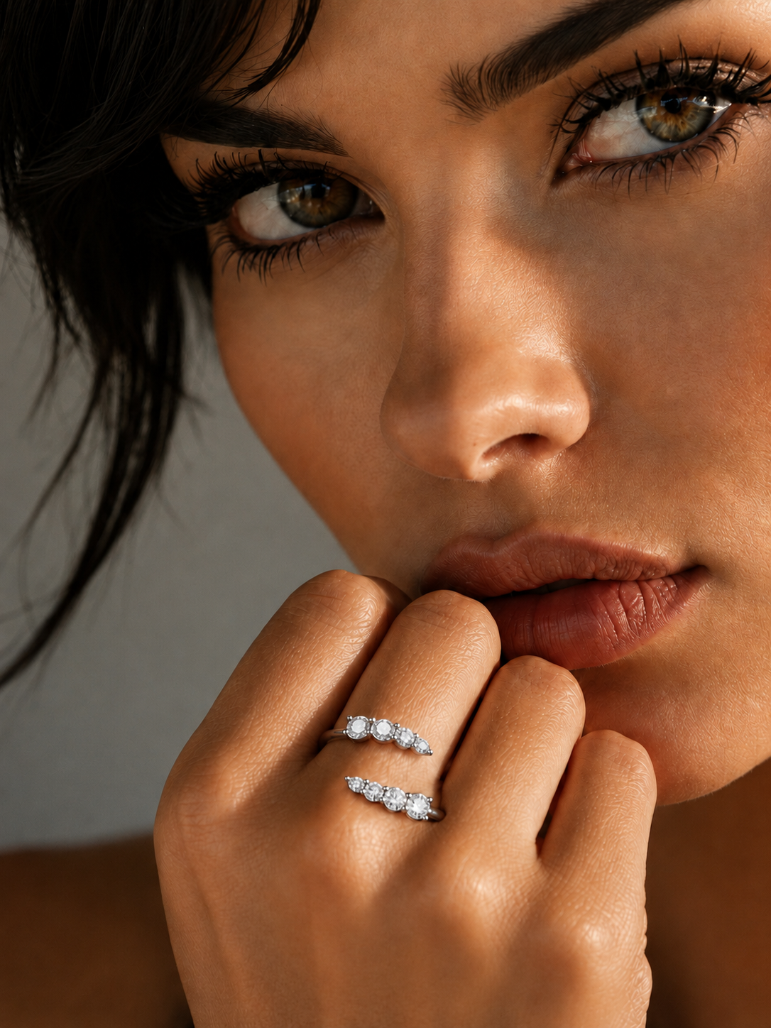 Inel open din argint 925 cu Moissanite pe model