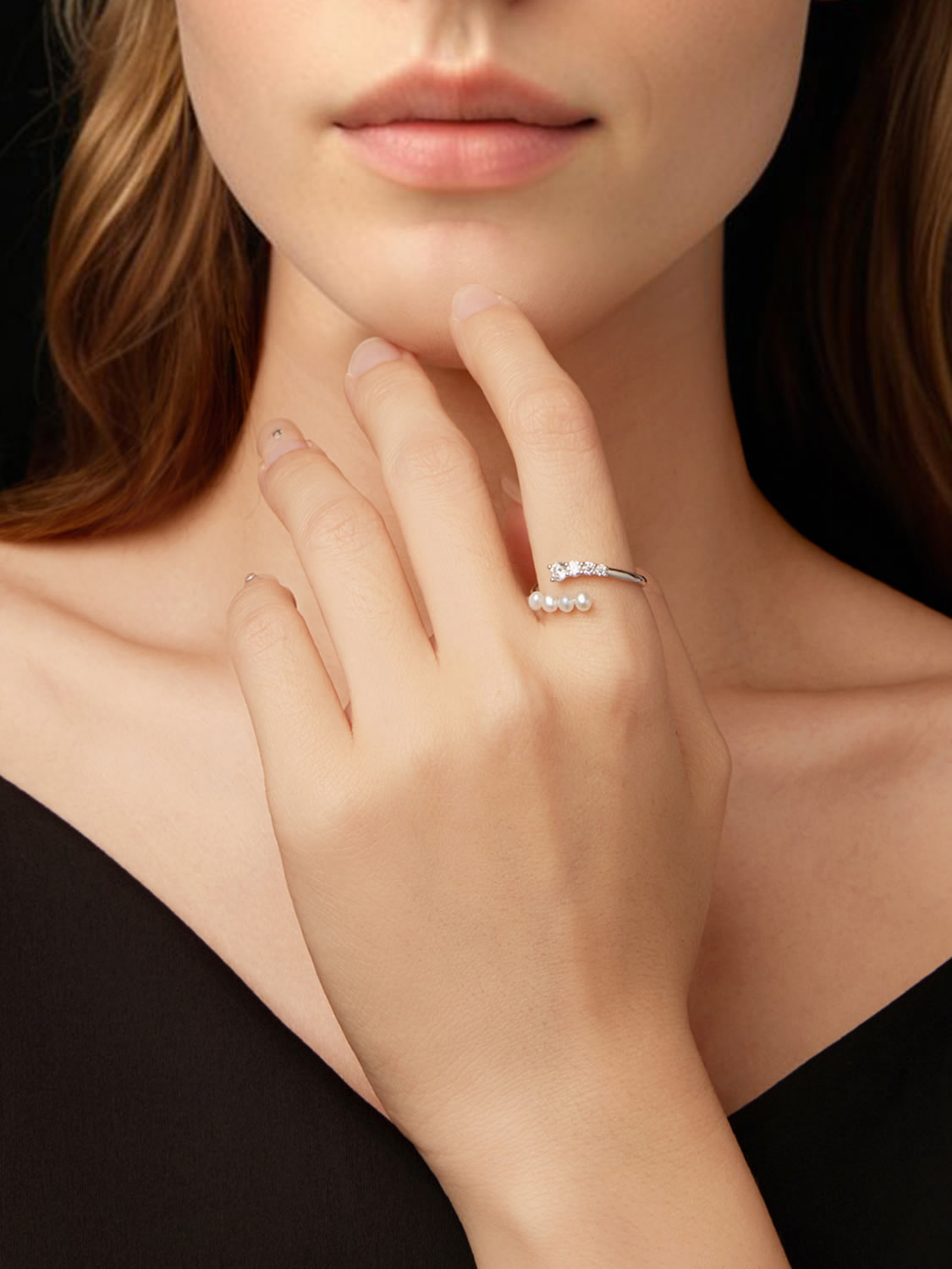 Inel cu perle naturale si moissanite pe model
