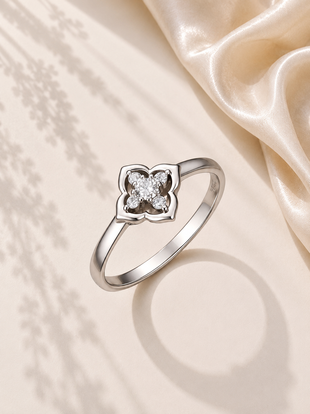 Inel premium din argint cu design Royal Clover și moissanite