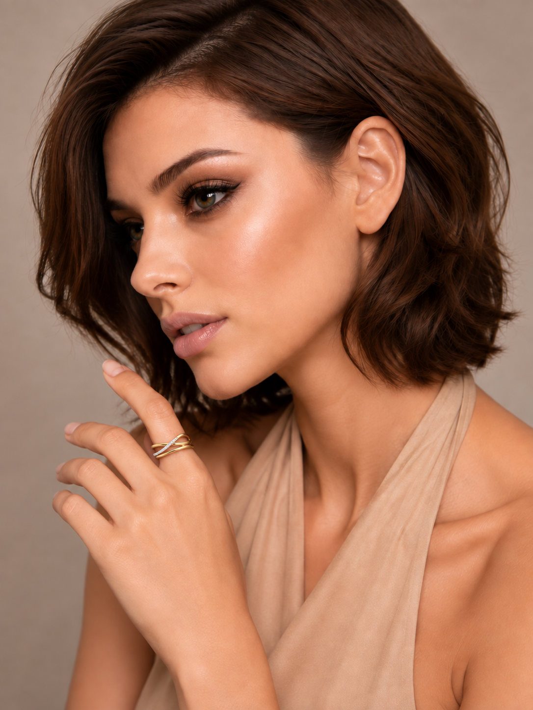 Inel Statement Sculpted Motion cu Zirconii 5A pe model