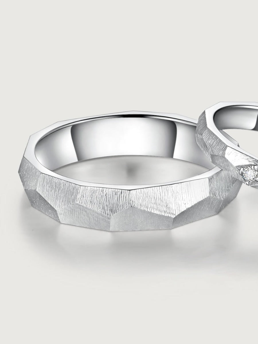 Detaliu verighete aur 14K Cubed Love cu design geometric angular