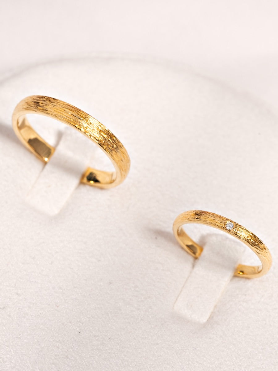 Verighete aur 14K Forest Whispers în decor natural elegant