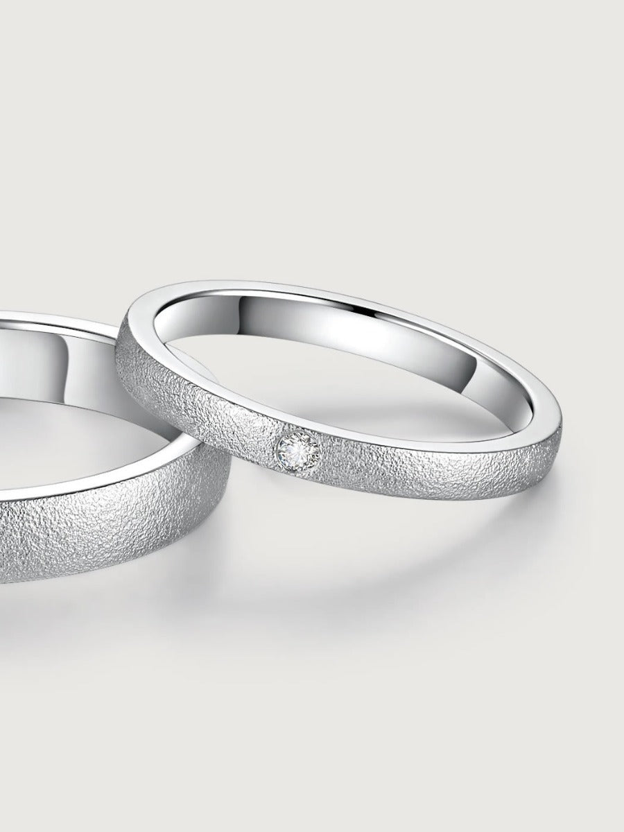 Detaliu verighete aur 14K cu textură tip gheață și diamant