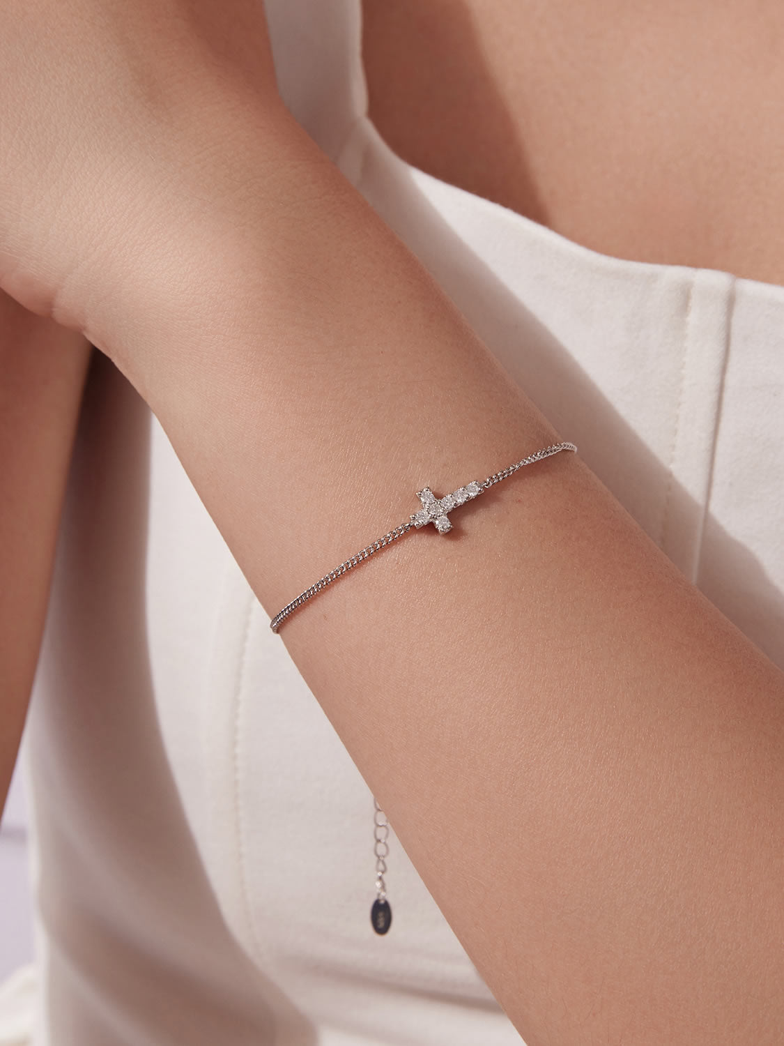 Brățară minimalistă cu moissanite și cruce
