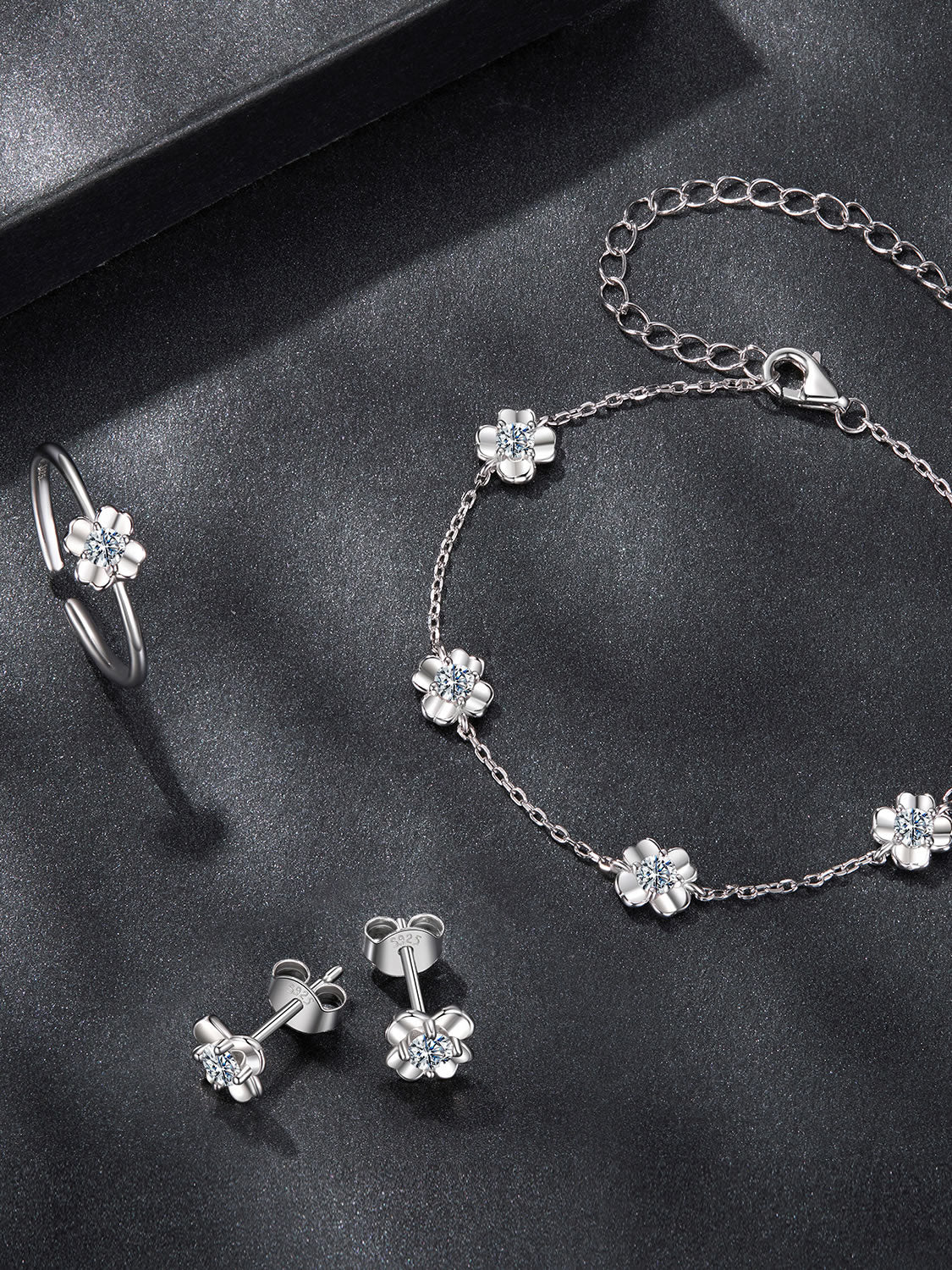 Cercei din Argint Moissanite Blossom Glow