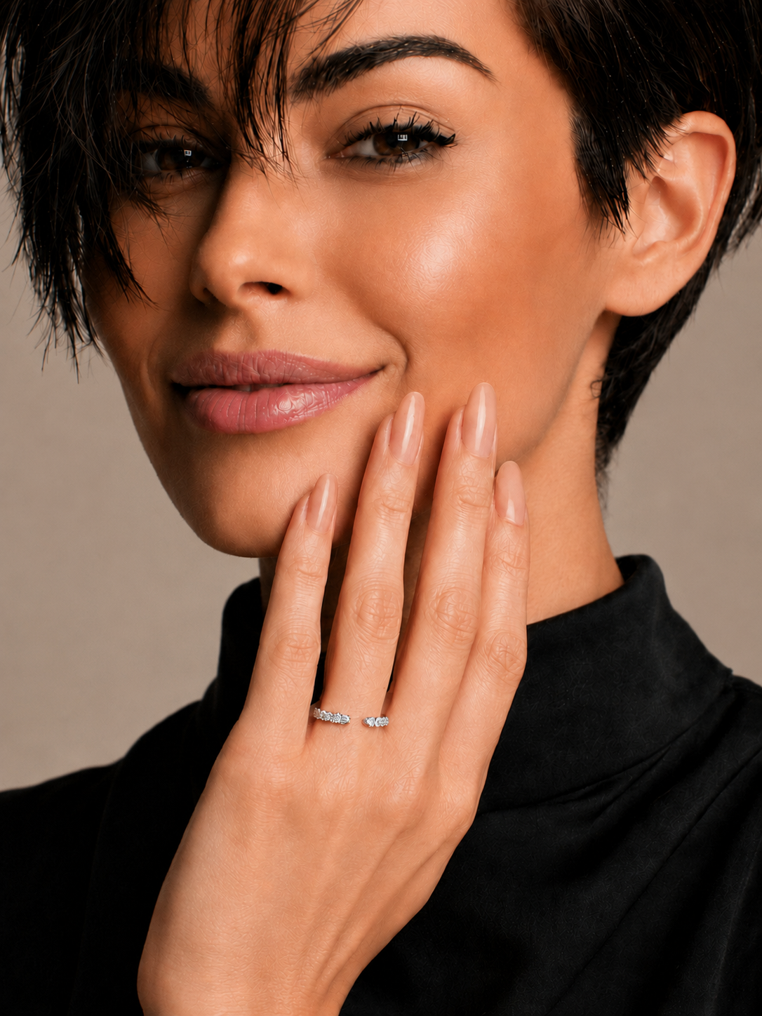 Inel premium din argint cu moissanite pe model