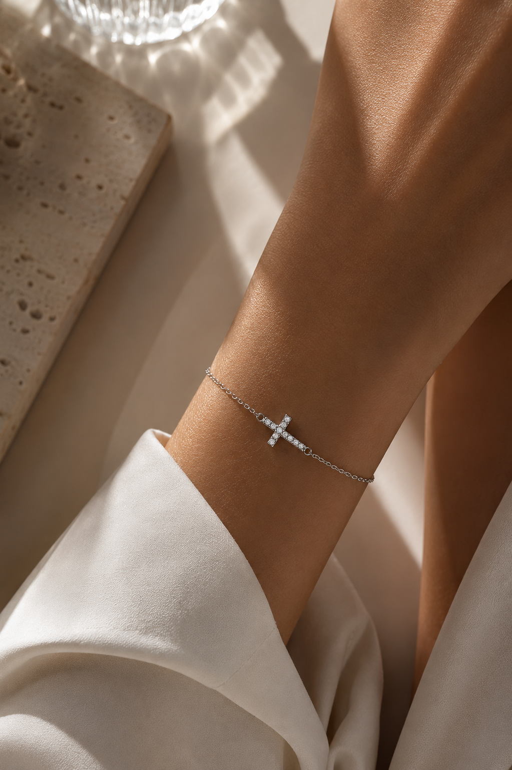Brățară din argint 925 cu pandantiv cruce Faithful Glow purtata