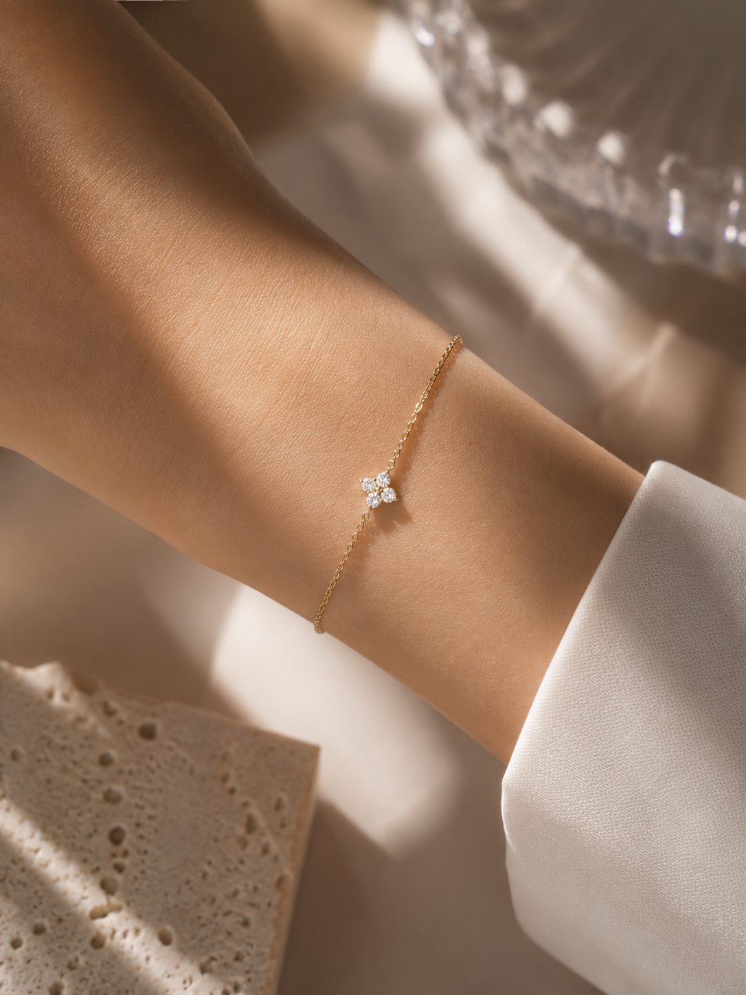 Brățară din argint 925 placată cu aur 14K cu floare și zirconii 5A Gold Celestial Mini Flora la mana