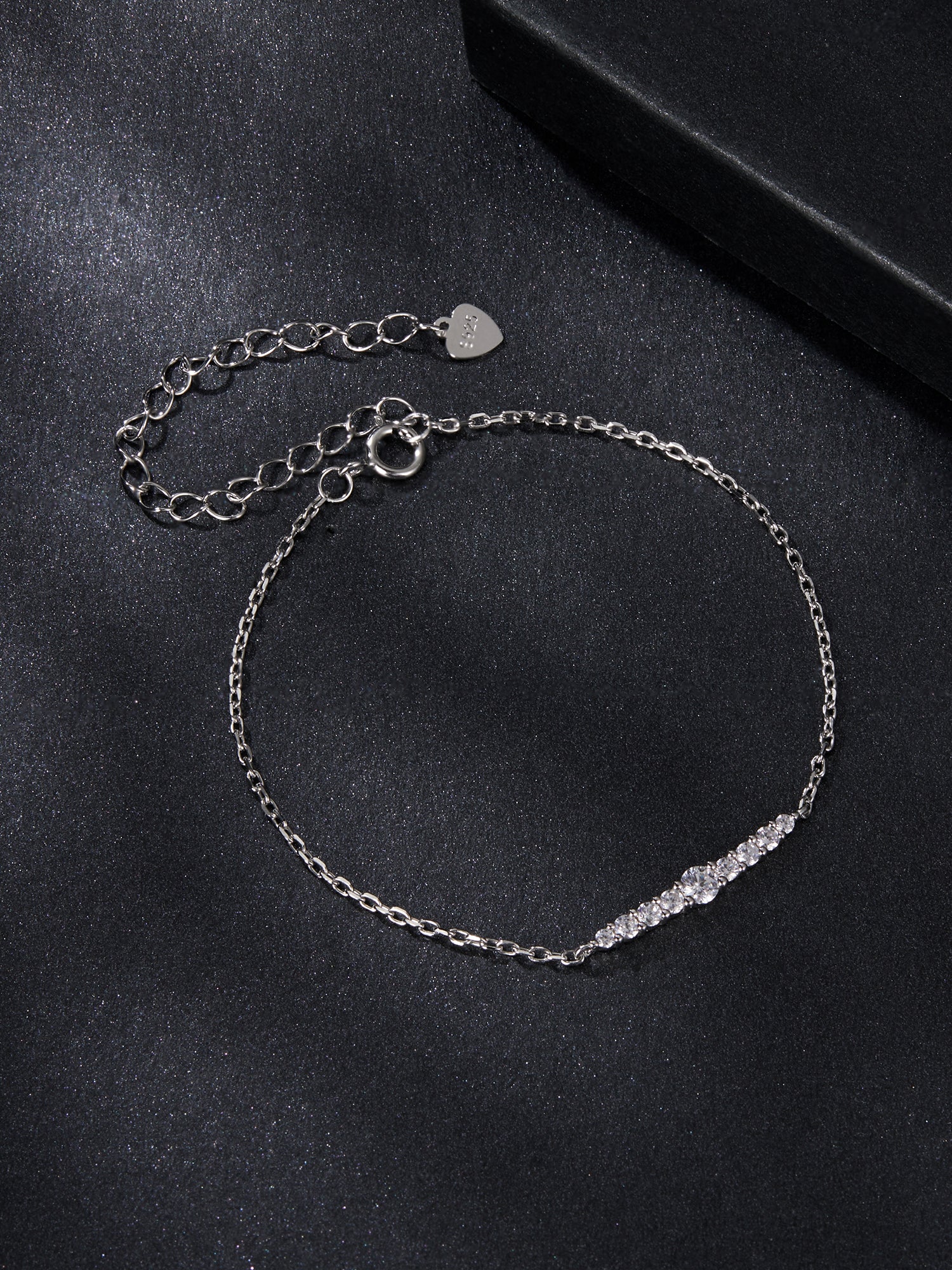 Brățară din argint cu moissanite ideală pentru cadou elegant