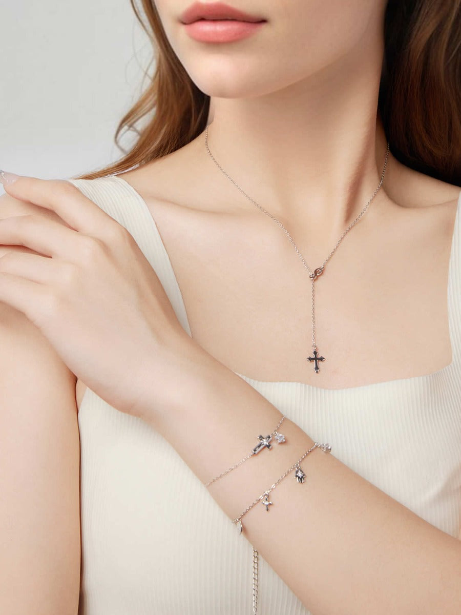 Brățară din argint cu design delicat cu cruce și floare