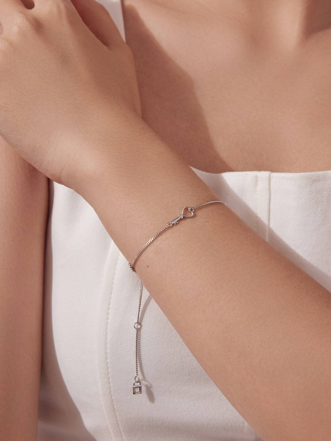 Brățară delicată din argint 925 cu inimă și cheie, bijuterie feminină elegantă