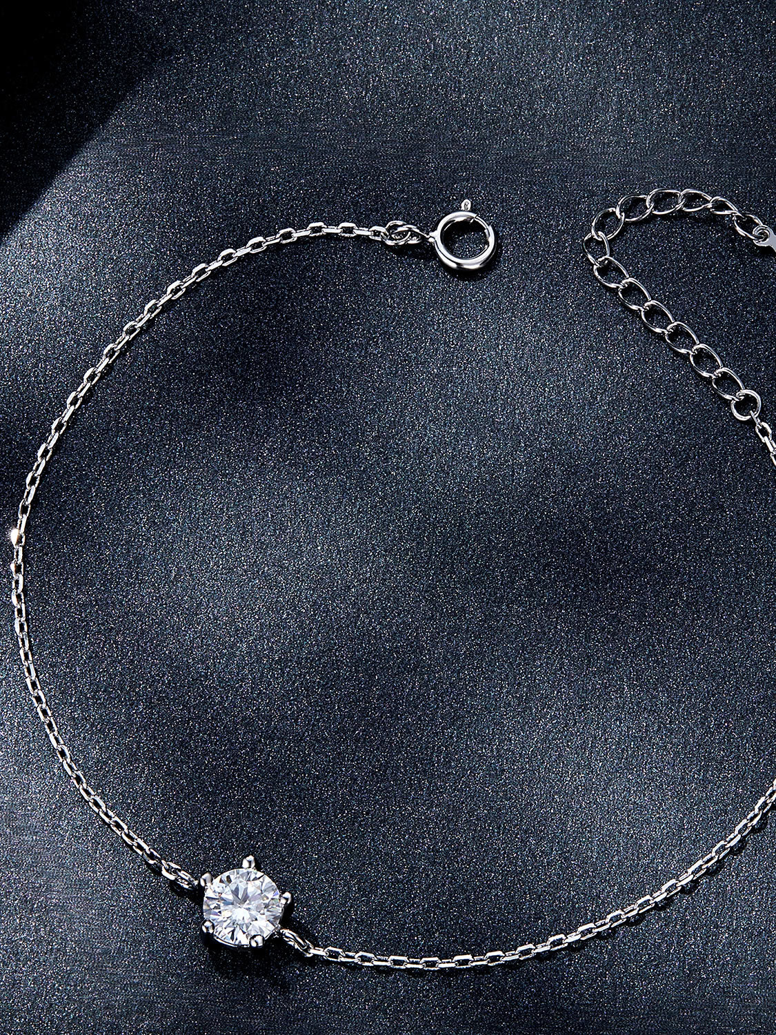 Brățară delicată din argint cu moissanite central