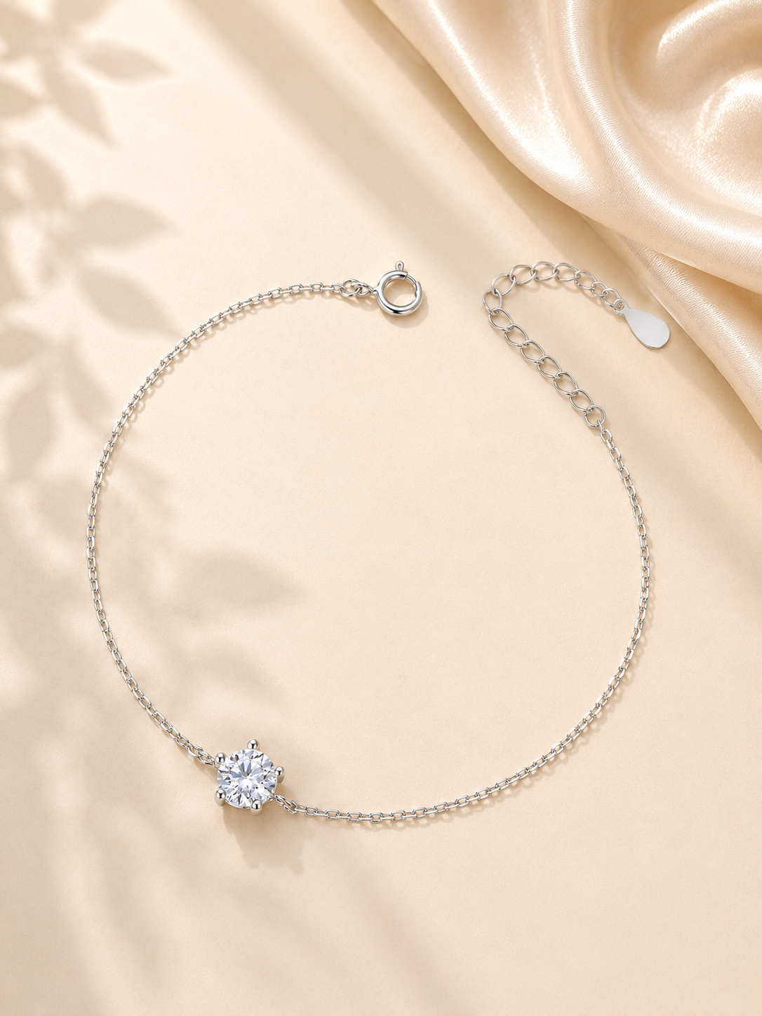 Brățară delicată din argint cu moissanite central