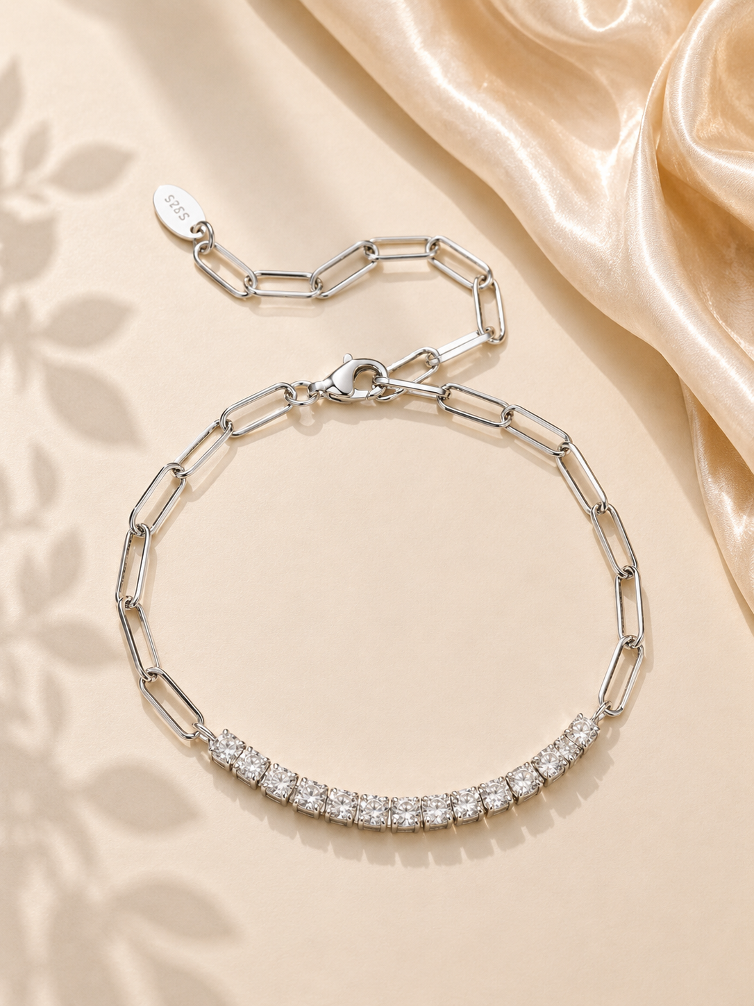 Brățară elegantă din argint cu design contemporan și moissanite cadou