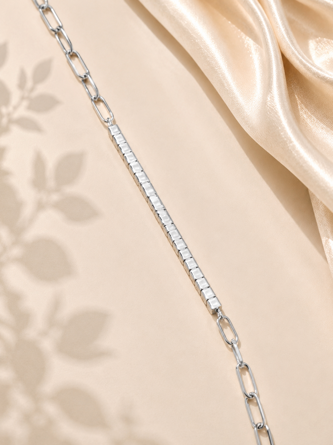 Brățară elegantă din argint cu design contemporan și moissanite