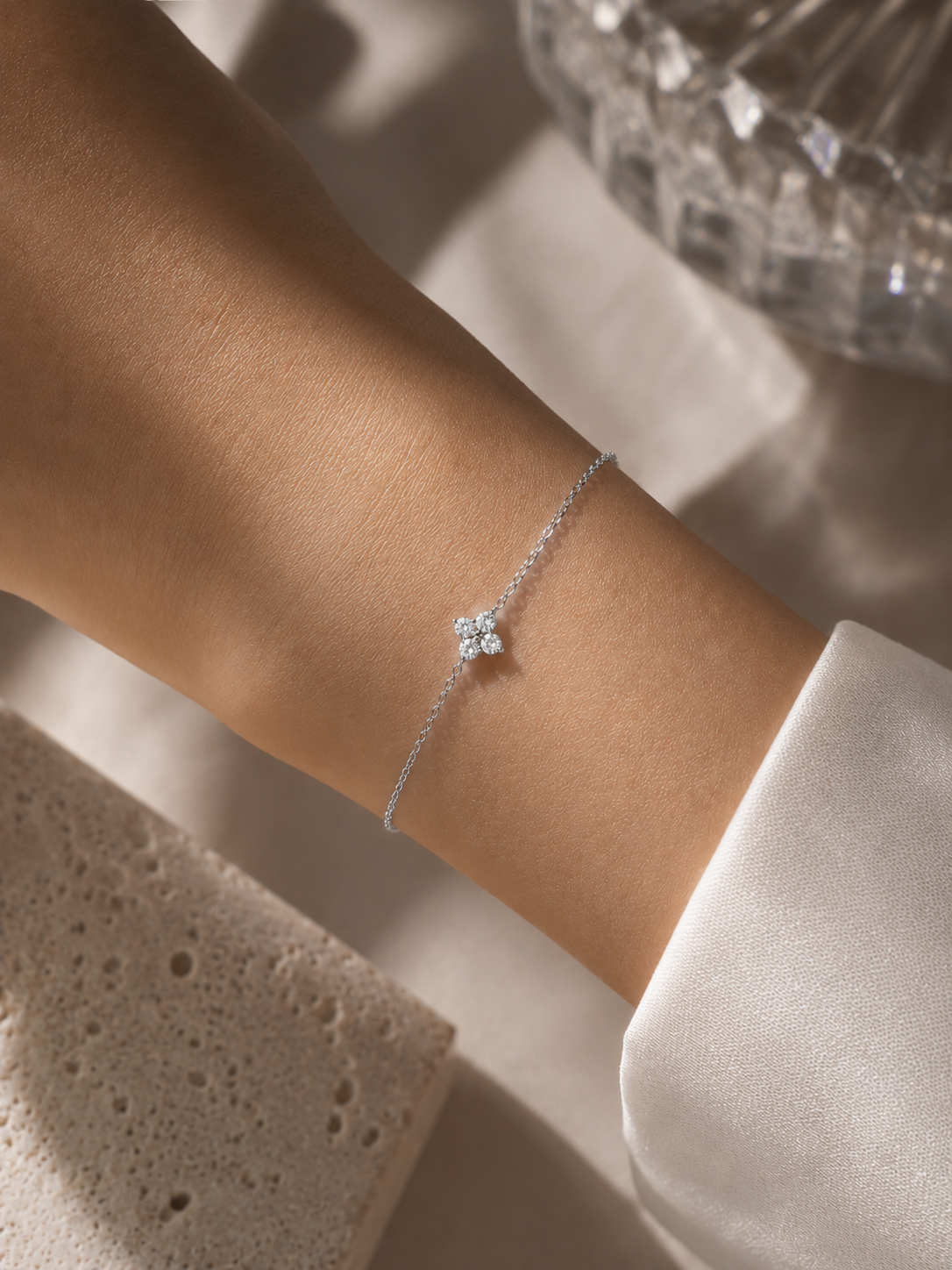 Bratara din argint 925 cu floare si zirconii Silver Celestial Mini Flora la mana