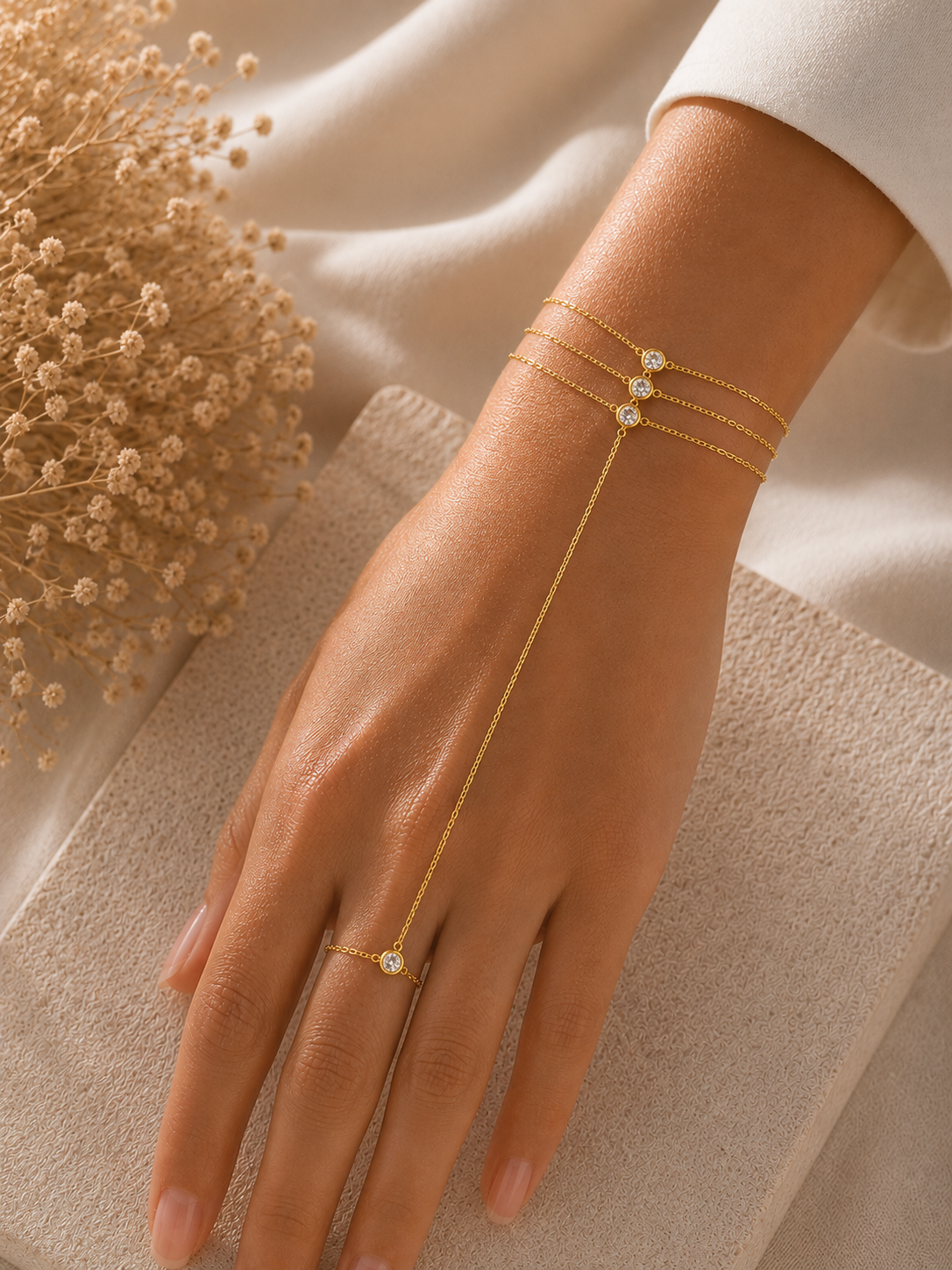 Brățară din argint 925 placată cu aur 14K tip hand chain cu zirconii 5A Sparkle Trio la mana