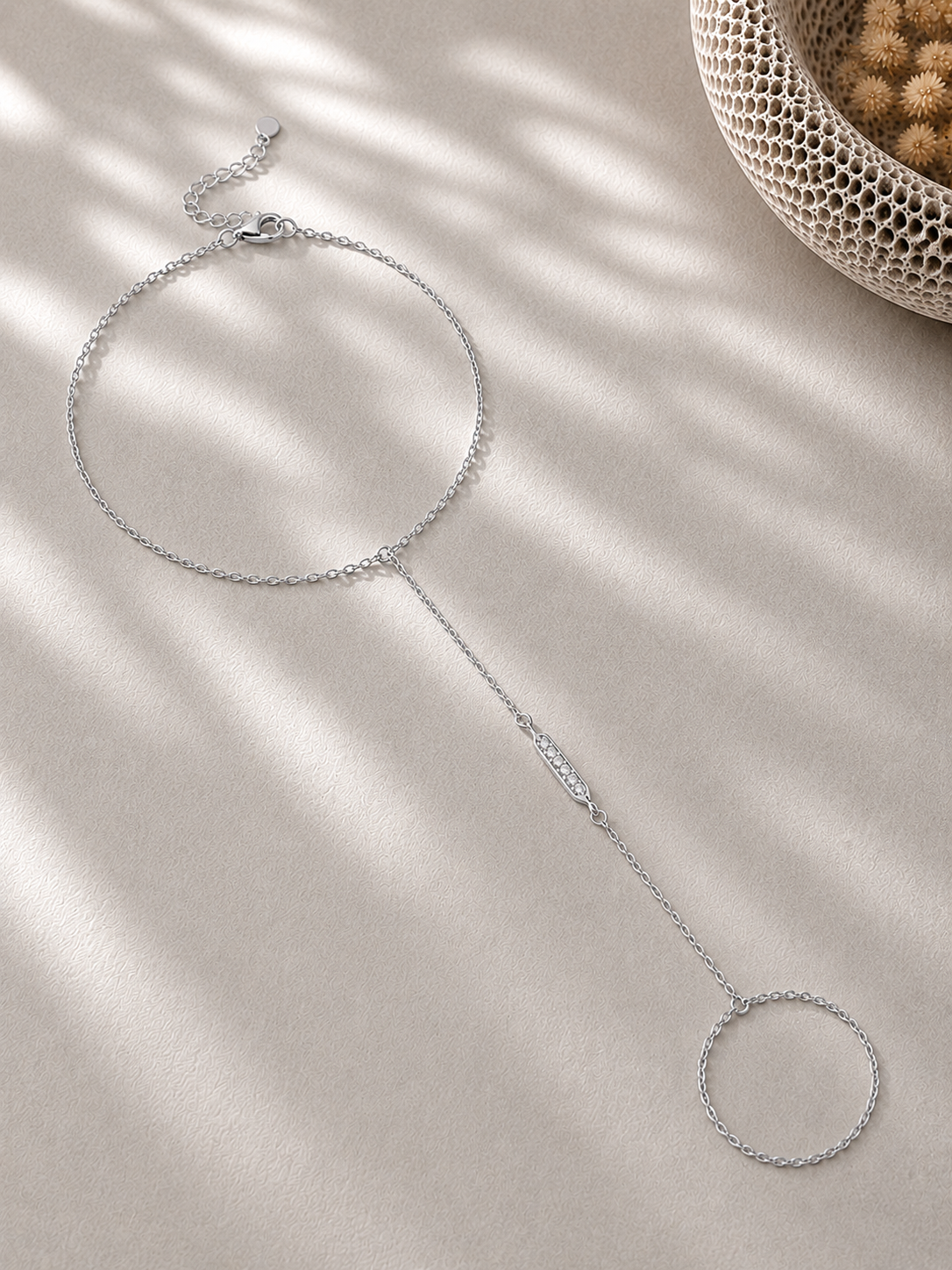 Brățară din argint 925 tip hand chain cu cerc și zirconii 5A Sparkle Circle editoriala