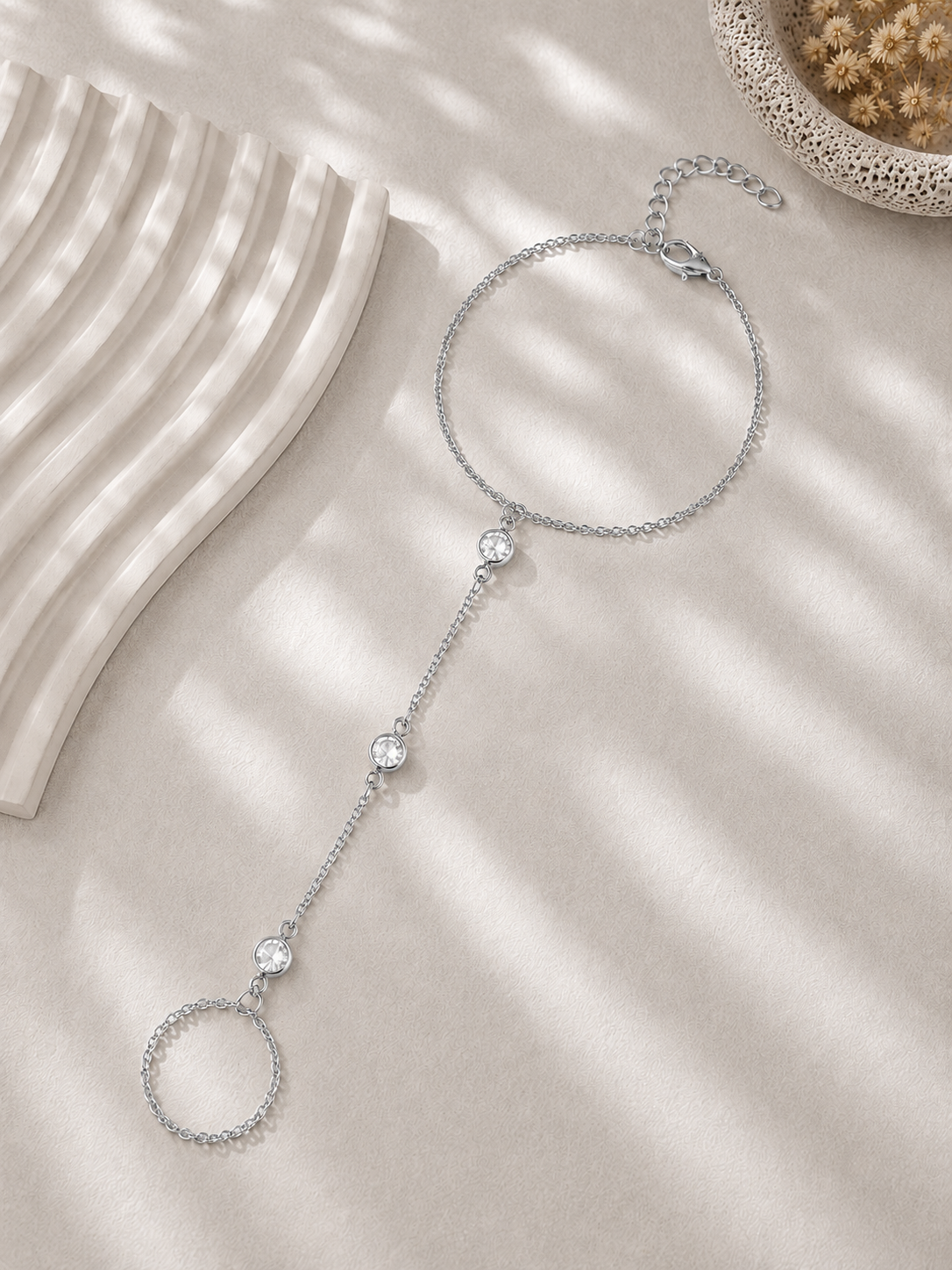 Brățară elegantă tip hand chain din argint ditoriala
