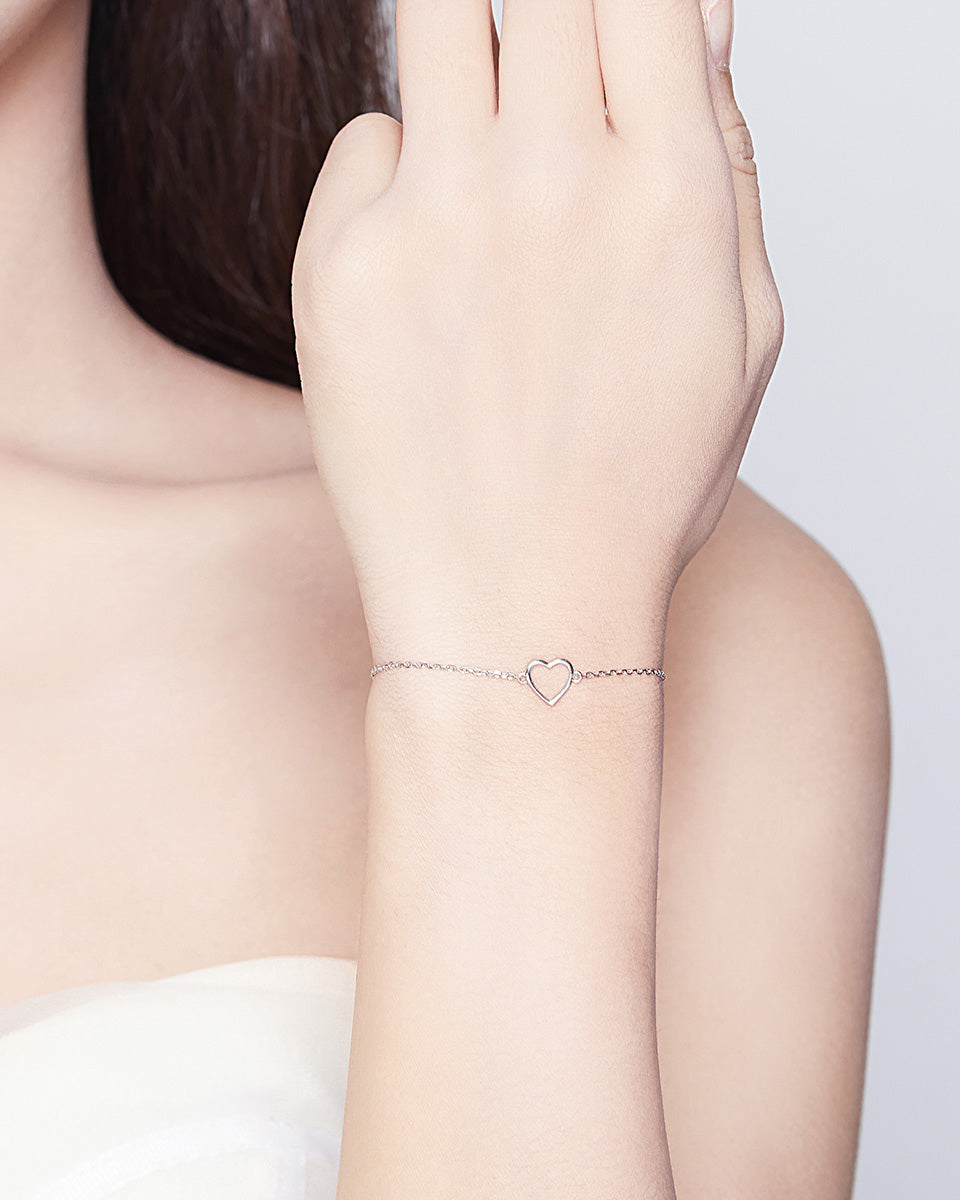 Brățară fină din argint cu inimă purtată pe mână