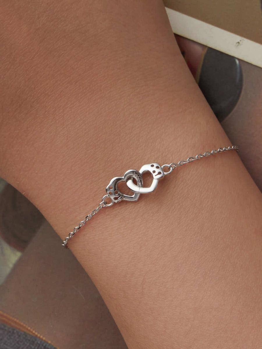 Brățară din argint cu inimi unite purtată pe mână