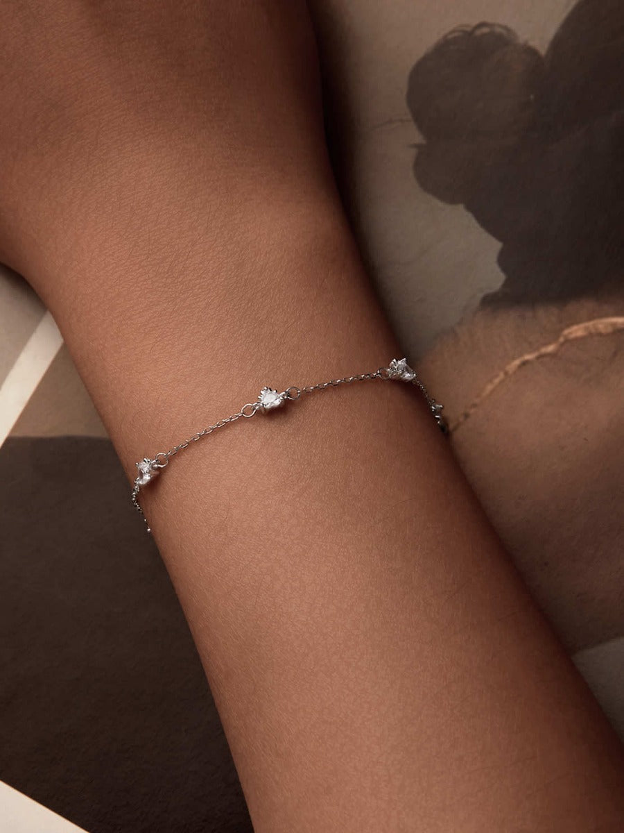 Brățară din argint cu lăbuțe purtată pe mână