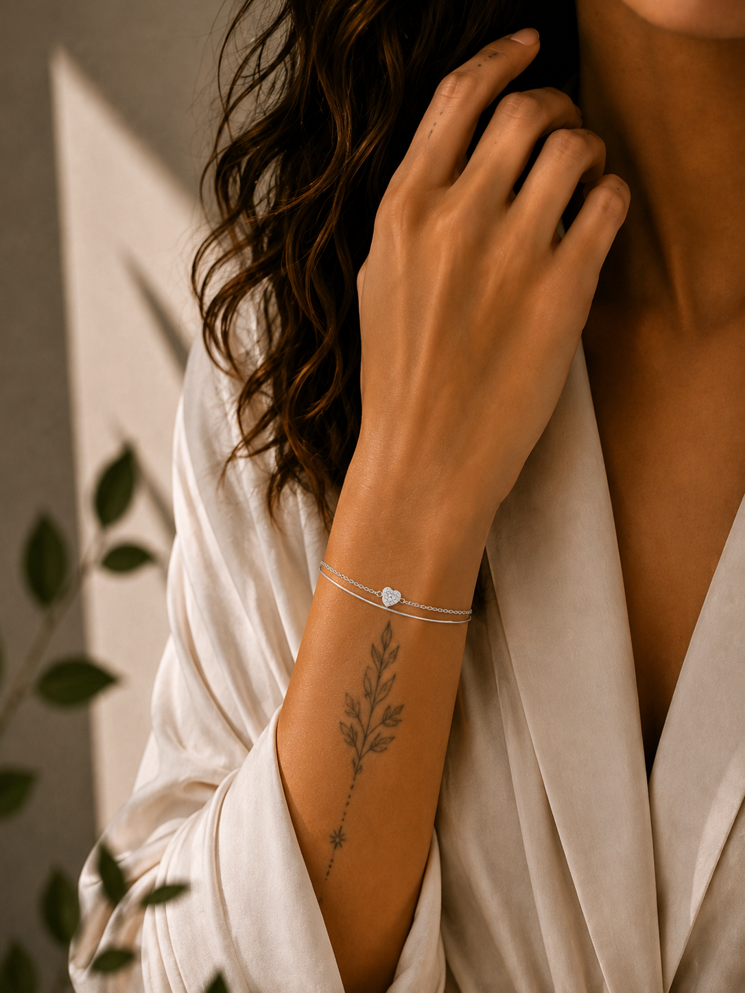 Bratara din argint Layered Love purtată la încheietură, design dublu lanț cu inimă